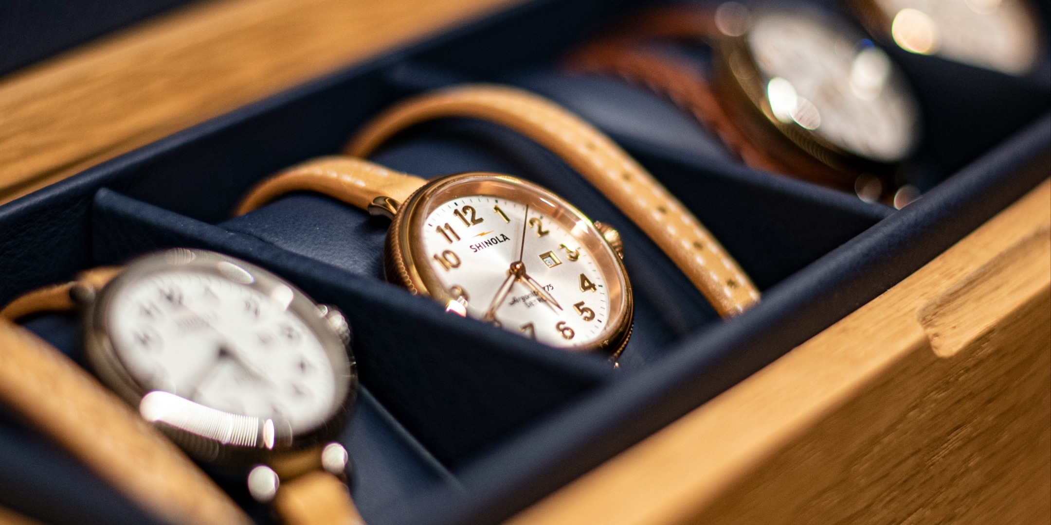 Exklusiva armbandsur på display i en trälåda